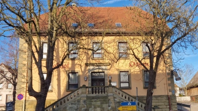 Ein markantes, aber marodes Bauwerk mitten im Ort: Das Gasthaus „Zum Ochsen” wird nach einem Beschluss des Gemeinderates abgerissen. (Foto: Friedrich Strohmeier)