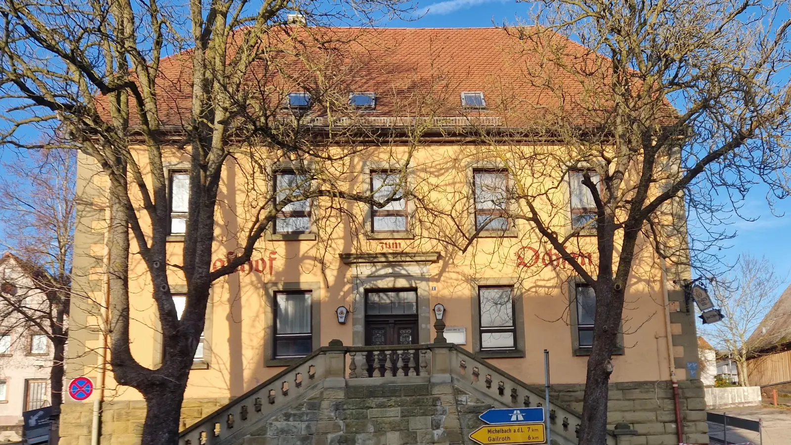 Ein markantes, aber marodes Bauwerk mitten im Ort: Das Gasthaus „Zum Ochsen” wird nach einem Beschluss des Gemeinderates abgerissen. (Foto: Friedrich Strohmeier)