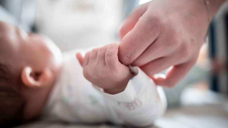 Wie soll das Baby heißen? Ob ein Name beliebt oder eher ungewöhnlich ist, erfahren Eltern beim Studium von Namenshitlisten. (Foto: Fabian Strauch/dpa)