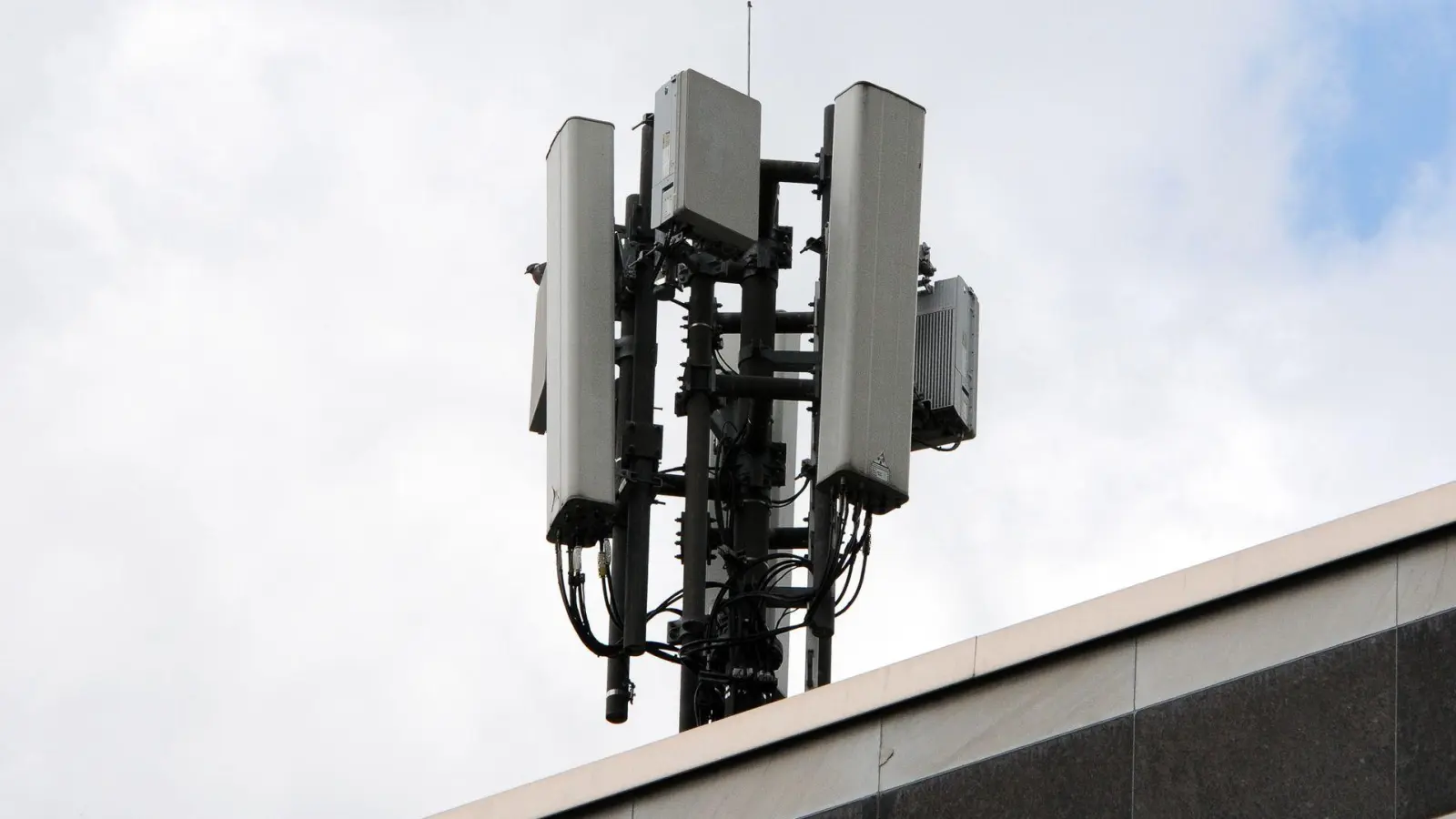 Mobilfunkantennen des Funkstandards 4G (länglich) und 5G (quadratisch) sind auf einem Dach montiert. (Foto: Wolf von Dewitz/dpa-Zentralbild/dpa)