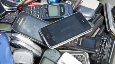 In ausrangierten Smartphones stecken noch wertvolle Rohstoffe. (Archivfoto) (Foto: Maurizio Gambarini/dpa)