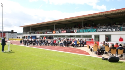 Nicht nur optisch modernisiert, sondern auch technisch und energetisch auf Vordermann gebraucht wurde das Tribünengebäude im Leutershäuser Stadion, das Bürgermeister Markus Liebich (links) nun feierlich einweihte. (Foto: Alexander Biernoth)