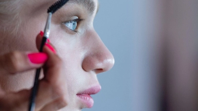 „Fluffy Brows“ gehören zu den Trends im Frühling und Sommer. (Foto: Lisa Ducret/dpa/dpa-tmn)