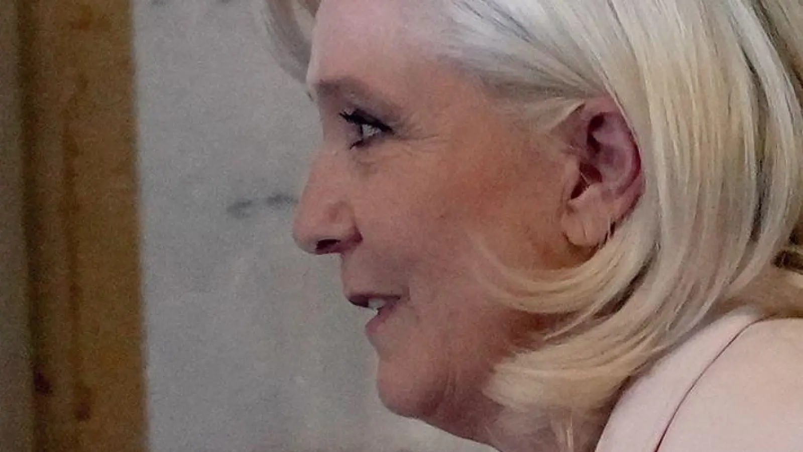 Für Le Pen ist das Urteil eine Niederlage, auch wenn es für sie schlimmer hätte kommen können. (Foto: Aurelien Morissard/AP/dpa)