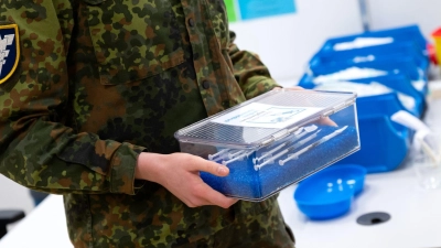 Soldaten und Soldatinnen müssen sich gegen eine ganze Reihe von Krankheiten impfen lassen, wenn keine besonderen gesundheitlichen Gründe dagegensprechen. (Symbolbild) (Foto: Sven Hoppe/dpa)