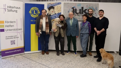 Freuen sich auf die „Kunstfreih/zeit“: die Hauptsponsoren Roberto Eichinger (links) und Friedrich Hilterhaus (Dritter von links) mit Vertretern der Jungen Kunstschule, Sissi Jander (Zweite von links), Monika Tress (Dritte von rechts), Peter Theil (daneben) und Raphael Rother. (Foto: Antonia Müller)