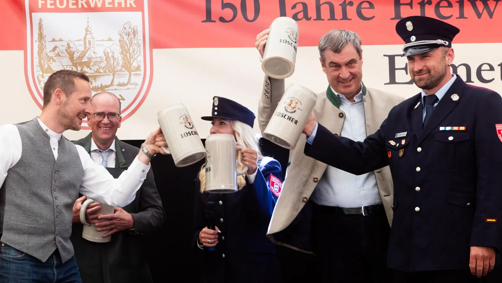 Stoßen gemeinsam an (von links): Sebastian Loscher von der gleichnamigen Brauerei, Jörg Rabenstein, Katja Wunderlich, Dr. Markus Söder und Markus Hegwein. (Foto: Evi Lemberger)