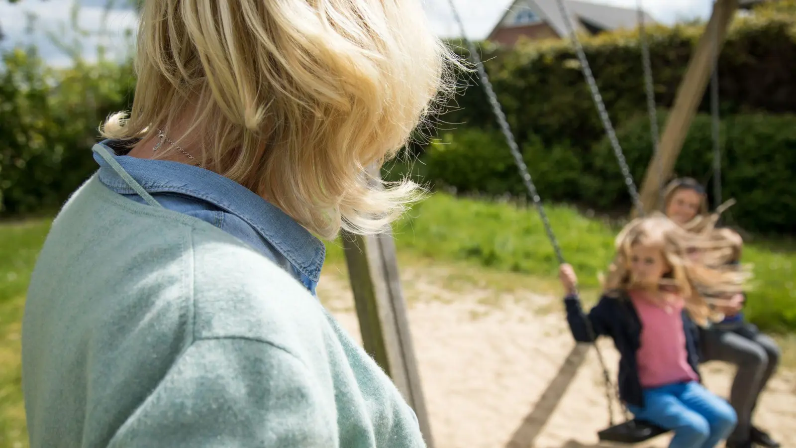 Anspruch auf Erziehungsrente: Geschiedene mit Kindern erhalten nach dem Tod des Ex-Partners eine besondere Hinterbliebenenrente zur Sicherung des Unterhalts. (Foto: Christin Klose/dpa-tmn)