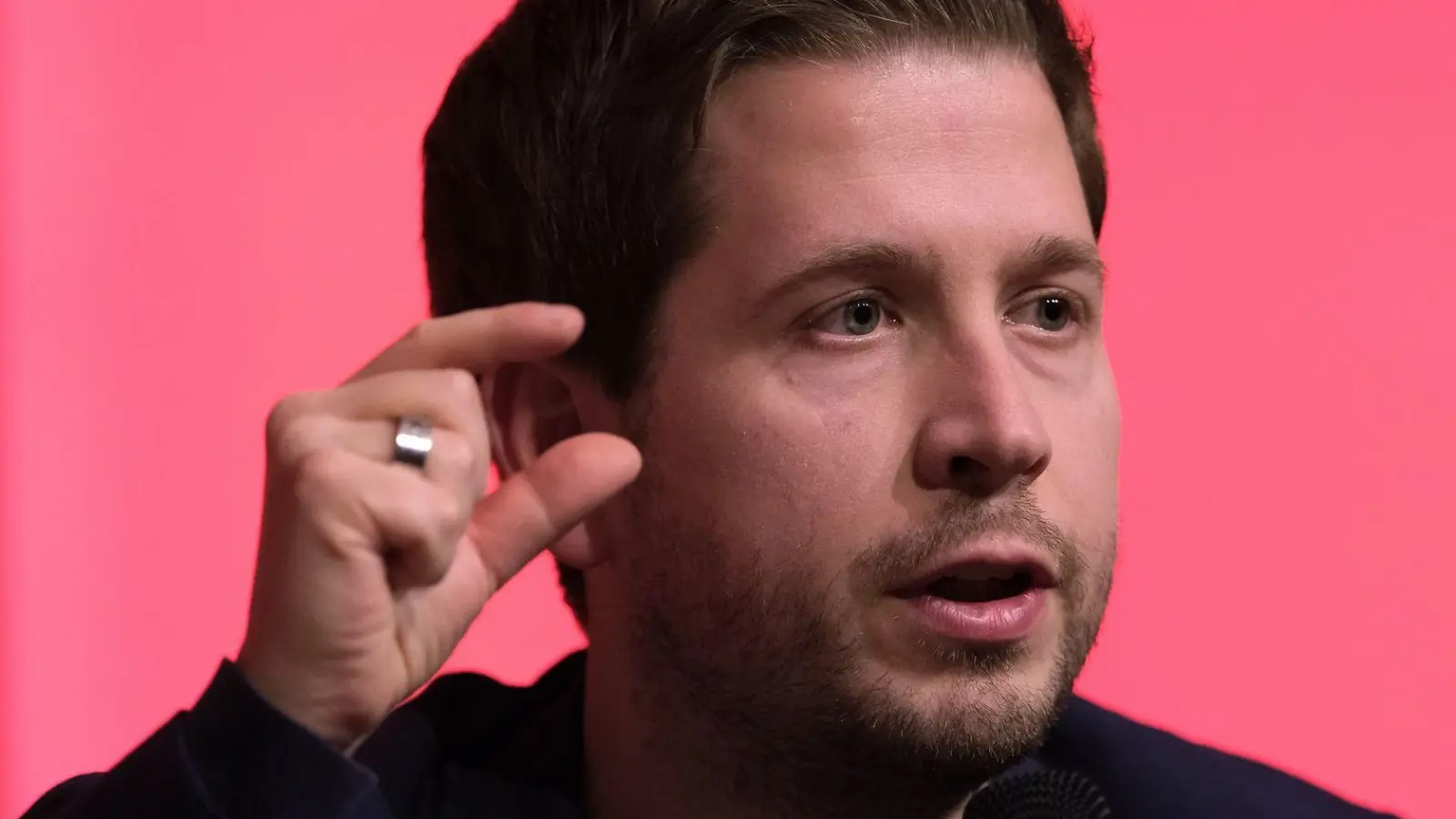 Kevin Kühnert ist für kleinere Altersbezüge für Abgeordnete. (Archivbild) (Foto: Sebastian Willnow/dpa)