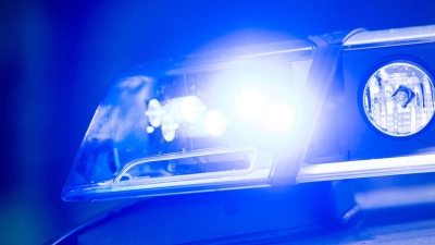 Die Polizei sperrt nach dem Unfall die Bundesstraße (Symbolbild) (Foto: Lino Mirgeler/dpa)