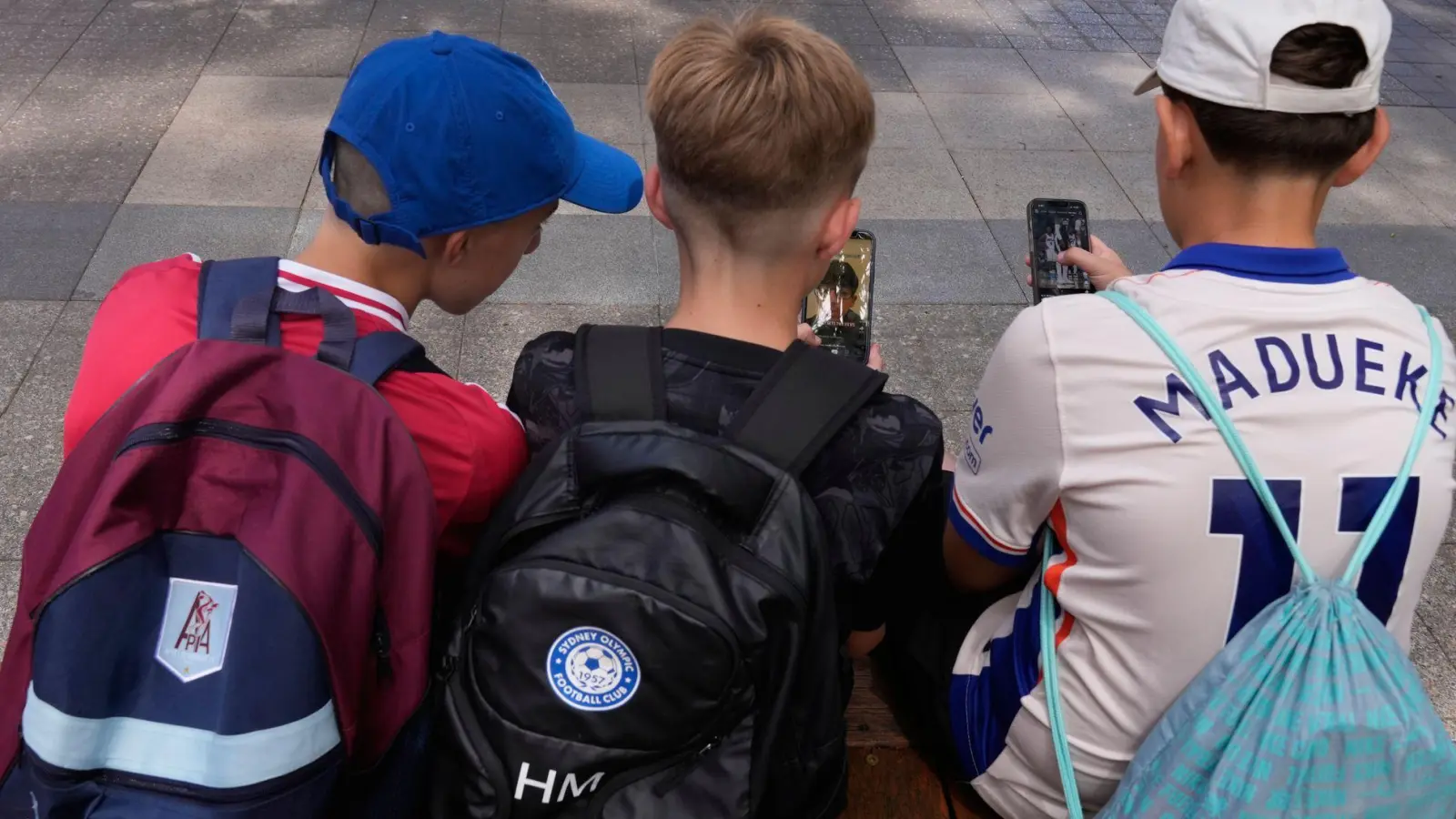 Das Social-Media-Verbot für Kinder und Jugendliche wurde im Dezember eingeführt. (Archivbild) (Foto: Rick Rycroft/AP/dpa)