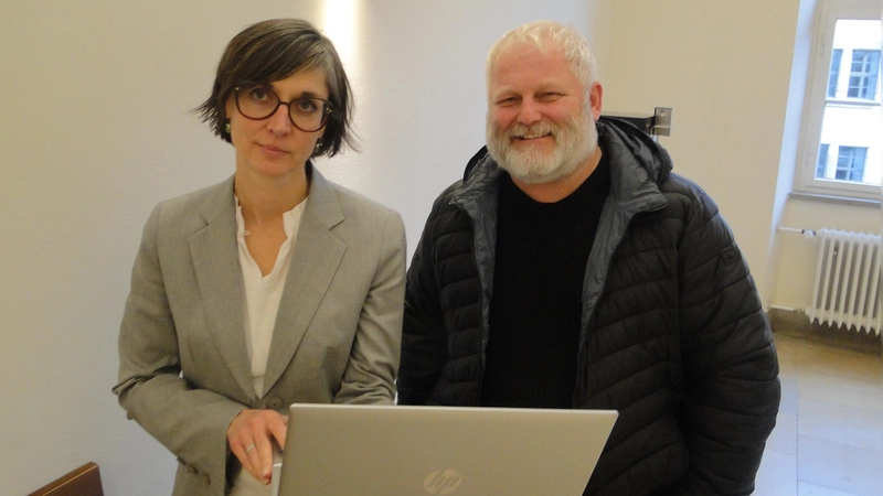 Sie klagen wegen der Vergiftung eines Trinkwasserbrunnens vor dem OLG Nürnberg: Jürgen Wolf und seine Anwältin Dr. Sylvia Meyerhuber. (Foto: Winfried Vennemann)