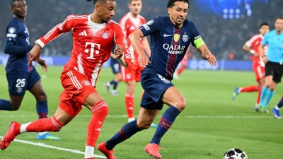 Hohes Tempo, viele Tore: Michael Olise (l) und die Bayern lieferten in Paris ein Spektakel. (Foto: Federico Gambarini/dpa)