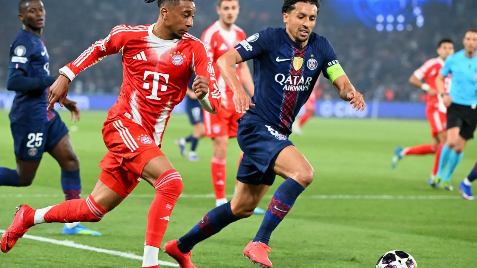Hohes Tempo, viele Tore: Michael Olise (l) und die Bayern lieferten in Paris ein Spektakel. (Foto: Federico Gambarini/dpa)