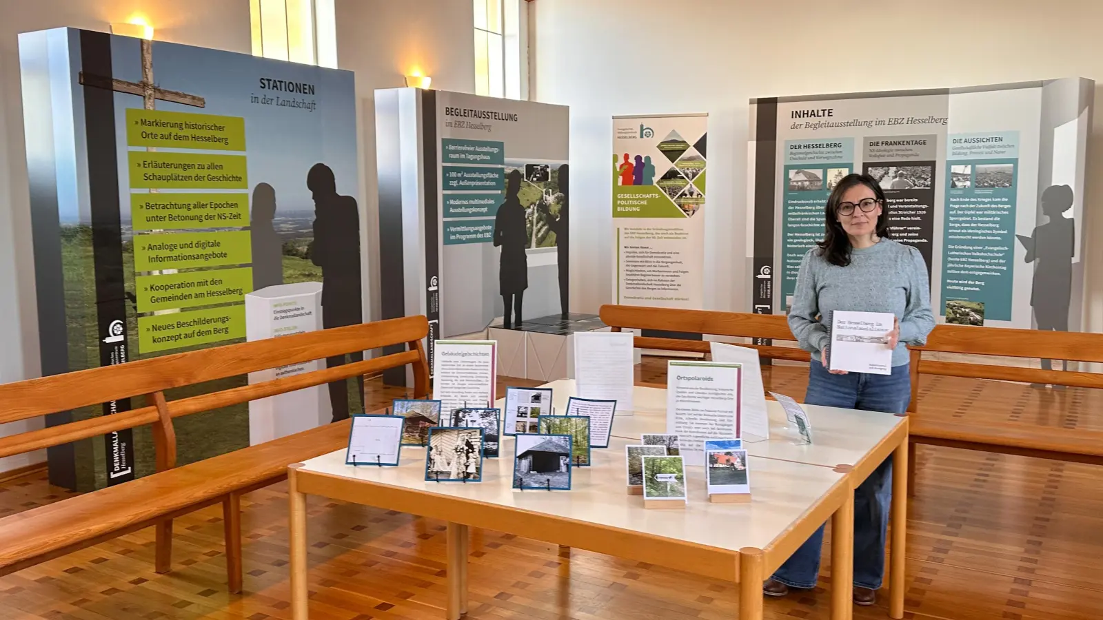 Die Historikerin Dr. Andrea Erkenbrecher in der temporären Ausstellung zur Geschichte des Hesselbergs. Sie ist am Evangelischen Bildungszentrum für gesellschaftspolitische Bildungsangebote zuständig. (Foto: Martina Haas)