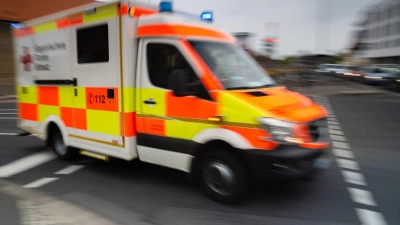 Ein 16-jähriger Fahrradfahrer verletzte sich am Dienstag bei einem Unfall in Wilburgstetten leicht.  (Symbolbild: Nicolas Armer/dpa)