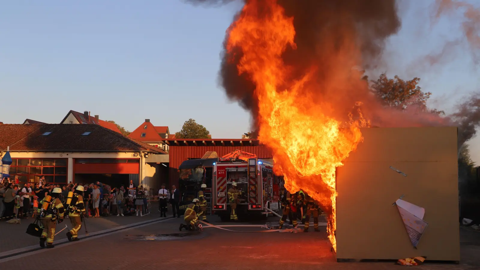 Innerhalb weniger Augenblicke steht die gesamte Wohnküche in dem Übungsgeschehen in Flammen. Die Zuschauer weichen zurück, und es wird ziemlich heiß. (Foto: Oliver Herbst)