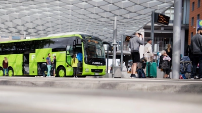 Fernbusunternehmen wie FlixBus, BlaBlaCar Bus oder Alsa bieten Fahrten durch ganz Europa an. (Foto: Julian Stratenschulte/dpa/dpa-tmn)