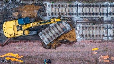 Seit dem 2. Halbjahr 2024 wurden verschiedene Bahnstrecken generalsaniert - mit diesen Erfahrungen wird das Konzept derzeit überarbeitet. (Archivbild) (Foto: Jens Büttner/dpa)