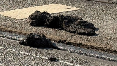 Die Hitze hatte den Straßenbelag an einigen Stellen aufgeweicht. (Archivbild) (Foto: Irena Güttel/dpa)