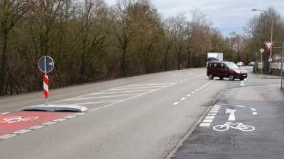 Im November wurden die Schutzstreifen und Piktogramme frisch in der Schalkhäuser Landstraße aufgeklebt. Wenige Monate danach sind die Markierungen schon beschädigt oder ganz verschwunden. (Foto: Florian Schwab)