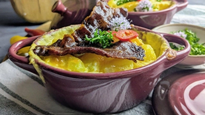 Rund um den Auflauf werden die Schälchen mit den Toppings platziert - so kann jeder selbst wählen, was er mag.  (Foto: Doreen Hassek/hauptstadtkueche.blogspot.com/dpa-tmn)