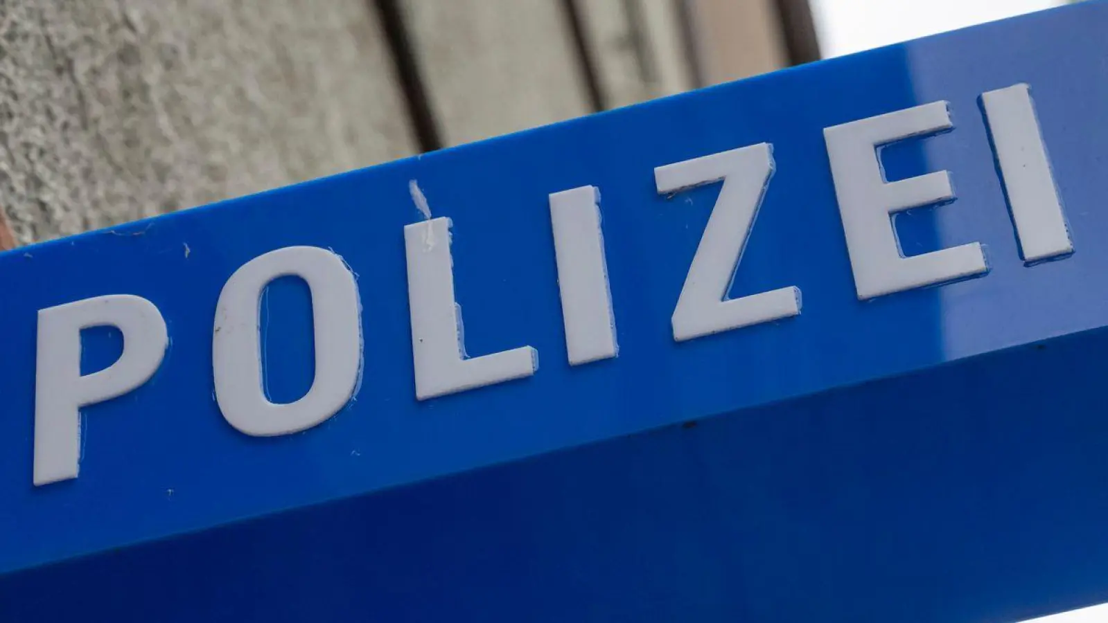 Ein Lastwagenfahrer brachte den Ehering zur Polizei. (Symbolbild) (Foto: Peter Kneffel/dpa)