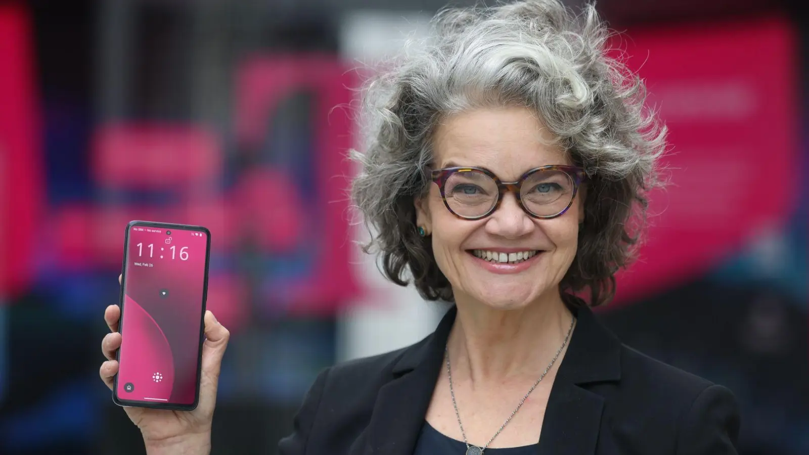 Bei dem Smartphone spricht der Nutzer mit dem KI-Assistenten und bekommt auf dem Display Restaurant-Tipps, Geschenkvorschläge oder Fahrtrouten angezeigt. (Foto: Oliver Berg/dpa)