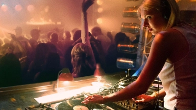 Die Mini-Serie „München Beats“ dreht sich um Münchner Techno-Geschichte. (Foto: Marc Reimann/ZDF/dpa)
