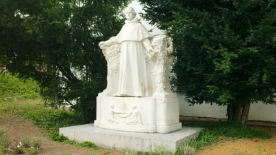 Eine Statue erinnert im Garten des Augustinerklosters im tschechischen Brünn (Brno) an den Mönch und Botaniker Gregor Johann Mendel. (Foto: Michael Heitmann/dpa)