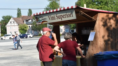 Beim Deutsch-Italienischen Weinfest wurde auch an die Liebhaber der exklusiven toskanischen Riserva- und Superiori-Weine gedacht. Von ihnen stehen fünf verschiedene edle Tropfen zur Auswahl. (Archivbild: Anita Dlugoß)