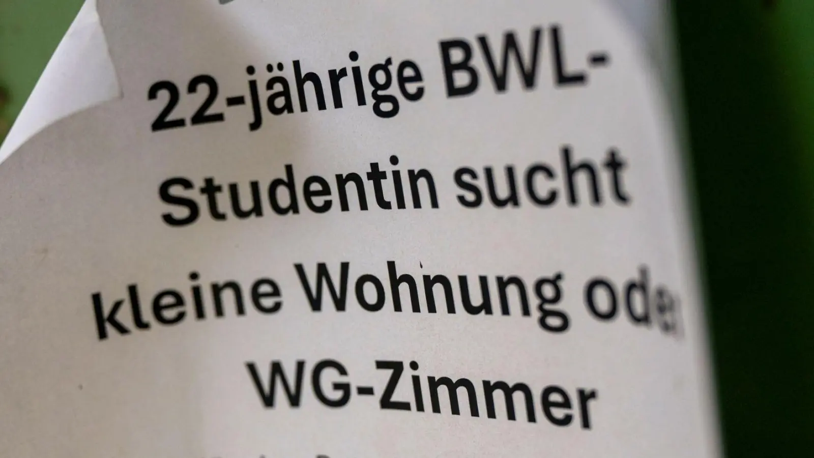 Studentinnen und Studenten auf Wohnungssuche müssen einer aktuellen Studie zufolge immer tiefer in die Tasche greifen. (Symbolbild) (Foto: Peter Kneffel/dpa)