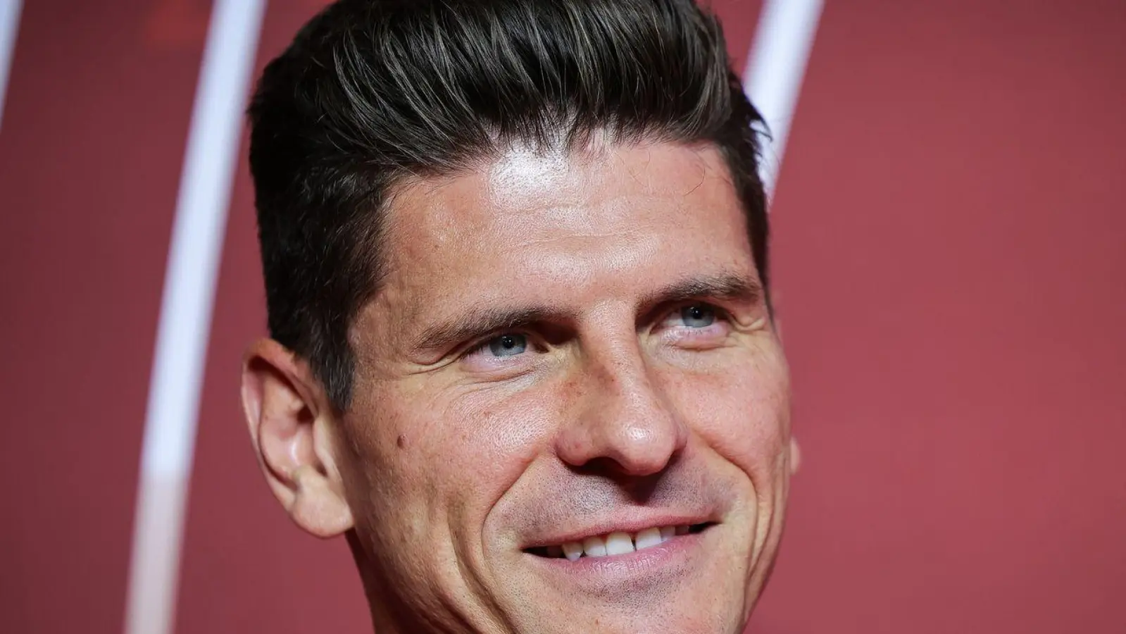 Mario Gomez verlängert seinen Vertrag bei Red Bull bis 2028 und freut sich auf die Zusammenarbeit mit Jürgen Klopp.  (Foto: Christian Charisius/dpa)