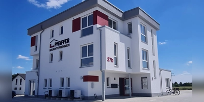 In diesem schmucken Neubau befinden sich unter anderem die lichtdurchfluteten Räumlichkeiten des Bauunternehmens Pfeiffer.  (Foto: Bauunternehmen Pfeiffer)