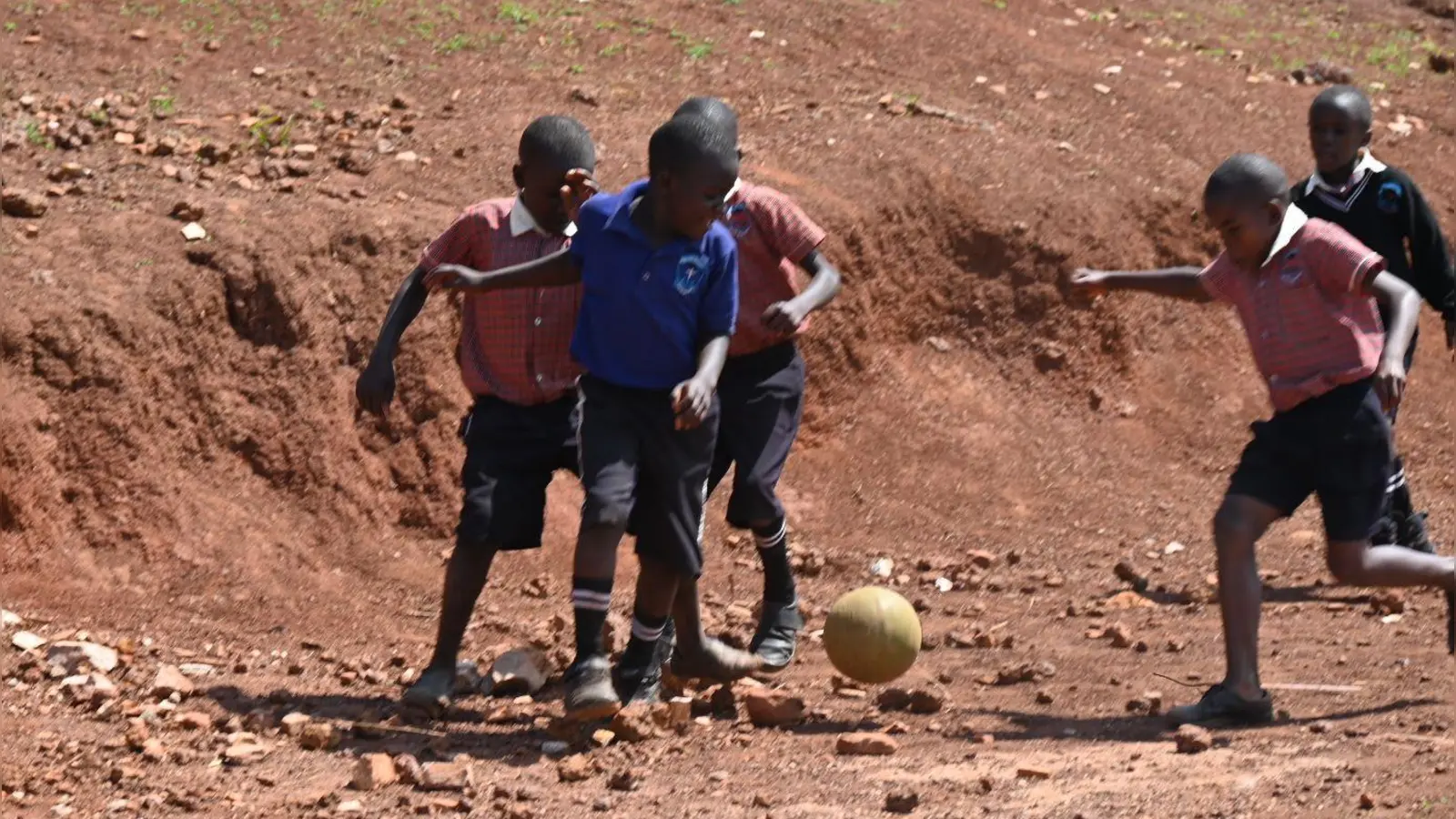 Spiel und Spaß in der Mittagspause: Fußball ist in Uganda ebenso beliebt wie in Deutschland. (Foto: Wolfgang Grebenhof)