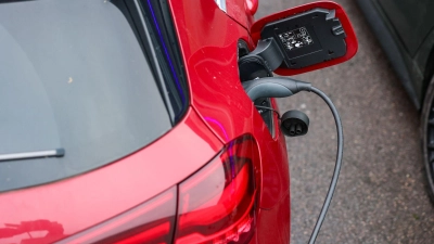 Ein Elektroauto an einer Ladesäule. E-Autos gewinnen laut HUK Coburg stark an Zuspruch. (Symbolbild) (Foto: Jan Woitas/dpa)
