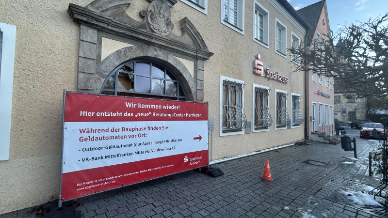 Geduld ist gefragt: Auf dem großen Banner am Eingang des Gebäudes wird ein „neues Beratungscenter” angekündigt. (Foto: Florian Pöhlmann)