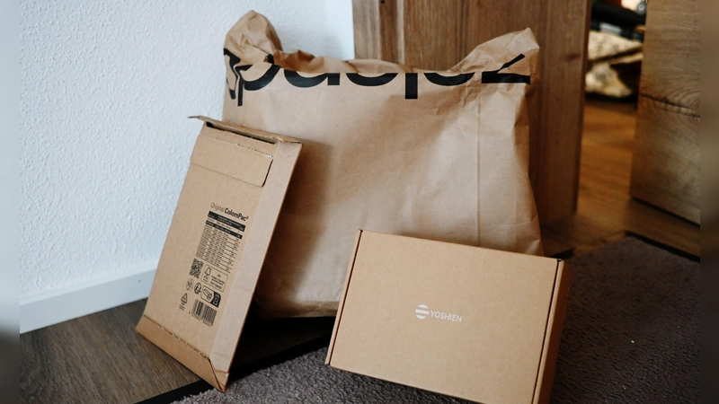 Verpackungen, die Unternehmen in Umlauf bringen, sollen zu großen Teilen recycelbar sein. Kartonage ohne Klebeband und andere Plastikkomponenten eignen sich dafür gut. (Foto: Luca Paul)