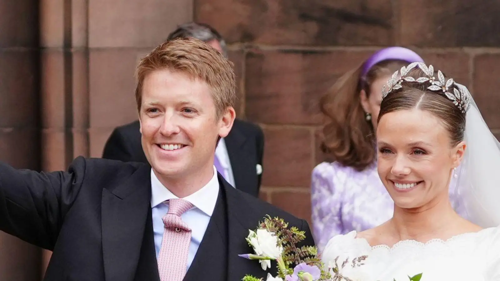 Olivia Henson und Hugh Grosvenor, der Duke of Westminster, verlassen nach ihrer Hochzeit die Kathedrale von Chester. (Foto: Peter Byrne/PA Wire/dpa)