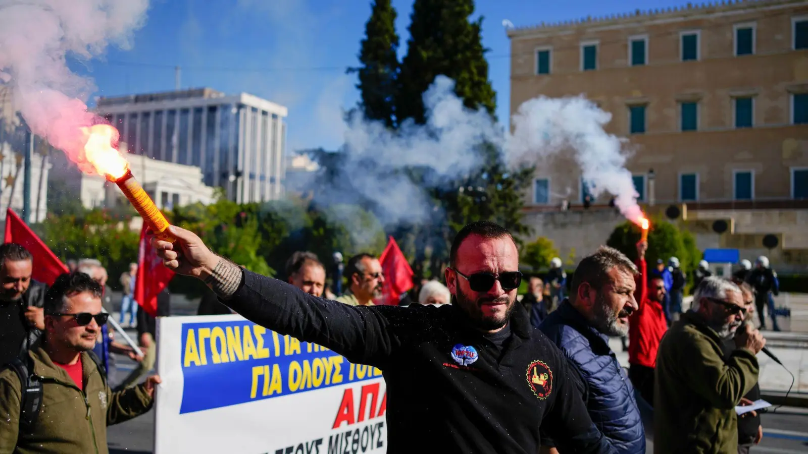 Sie wollen „in Würde leben“: Demonstranten vor dem griechischen Parlament (Foto: Thanassis Stavrakis/AP)