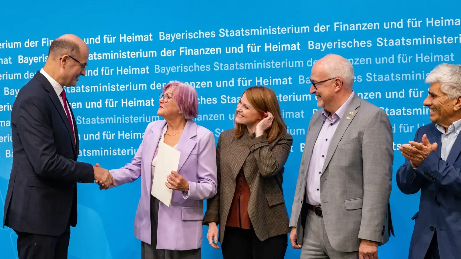 Ein Herz für die Heimat (v.l.): Minister Albert Füracker beglückwünschte die Bechhöfer Abordnung mit Anne-Mary Lang, Beatrix Getze und Landtagsabgeordnetem Helmut Schnotz. (Foto: Florian Graser)