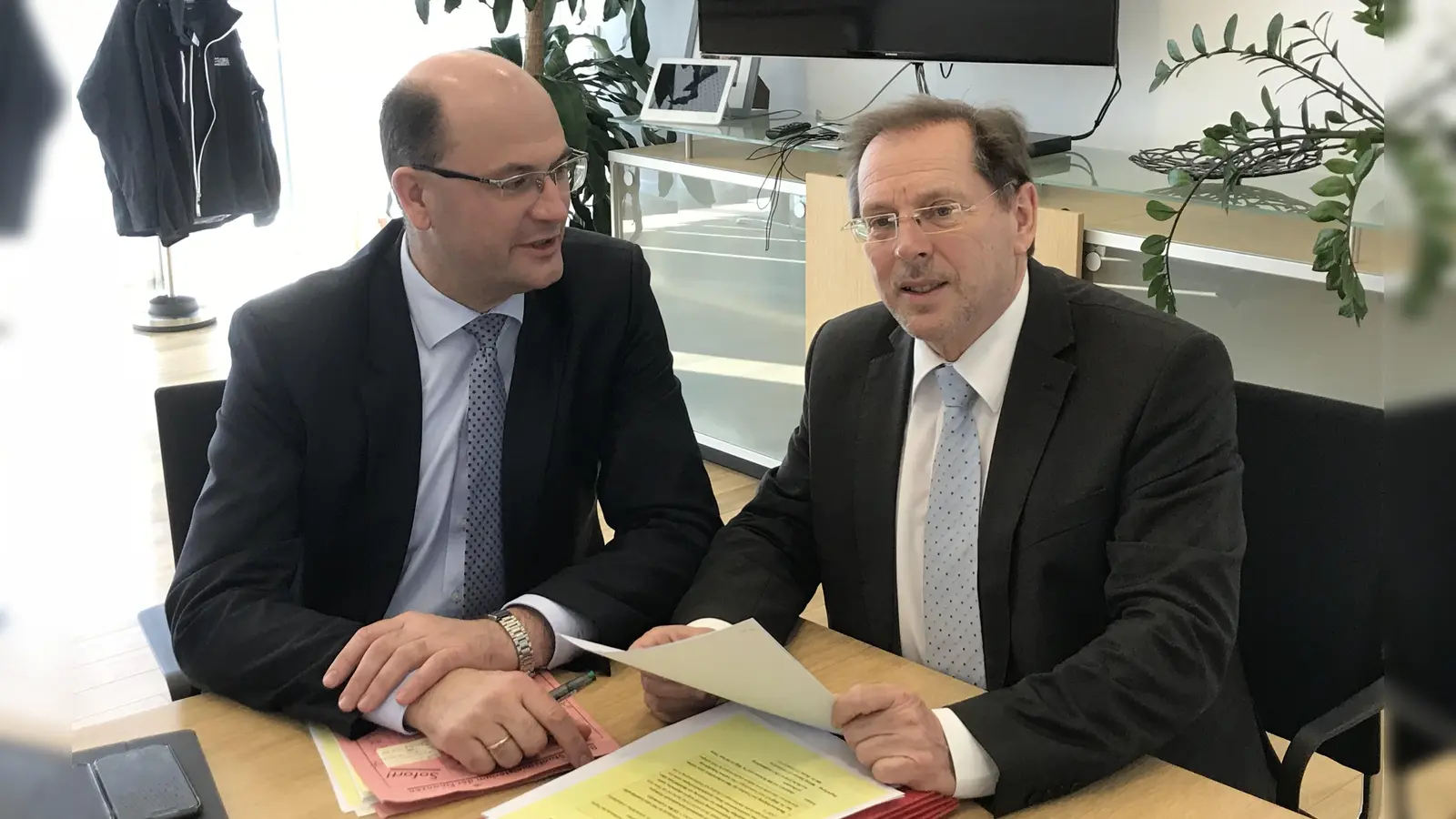 Hans Herold (rechts), wie man ihn kennt: Stets befindet er sich mit den bayerischen Ministern – im Bild Albert Für-acker – im engen Austausch, um das Beste für den Landkreis zu erreichen. (Archivbild: Sandra Belatschek)