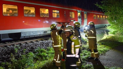 Der Regionalzug musste „notdürftig“ repariert werden.  (Foto: Malte Tiedemann/NEWS5/dpa)