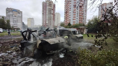 Jeden Tag schlagen in Kiew russische Kampfdrohnen ein.  (Foto: -/Ukrainian Emergency Service/AP/dpa)