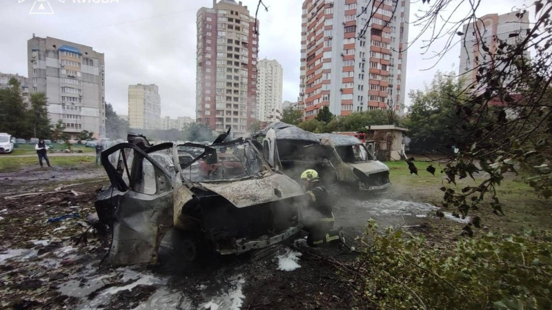 Jeden Tag schlagen in Kiew russische Kampfdrohnen ein.  (Foto: -/Ukrainian Emergency Service/AP/dpa)