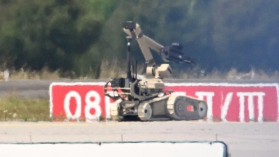 Am Flughafen kam auch ein Sprengroboter zum Einsatz. (Foto: Hendrik Schmidt/dpa)