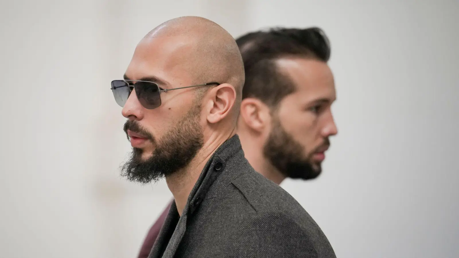 Influencer Andrew Tate (l.) steht in Rumänien erneut unter Hausarrest, sein Bruder Tristan bleibt unter Auflagen auf freiem Fuß (Archiv).  (Foto: Vadim Ghirda/AP/dpa)