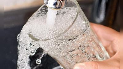 In Würzburg und Gerbrunn muss das Wasser abgekocht werden. (Symbolbild) (Foto: Patrick Pleul/dpa-Zentralbild/dpa)