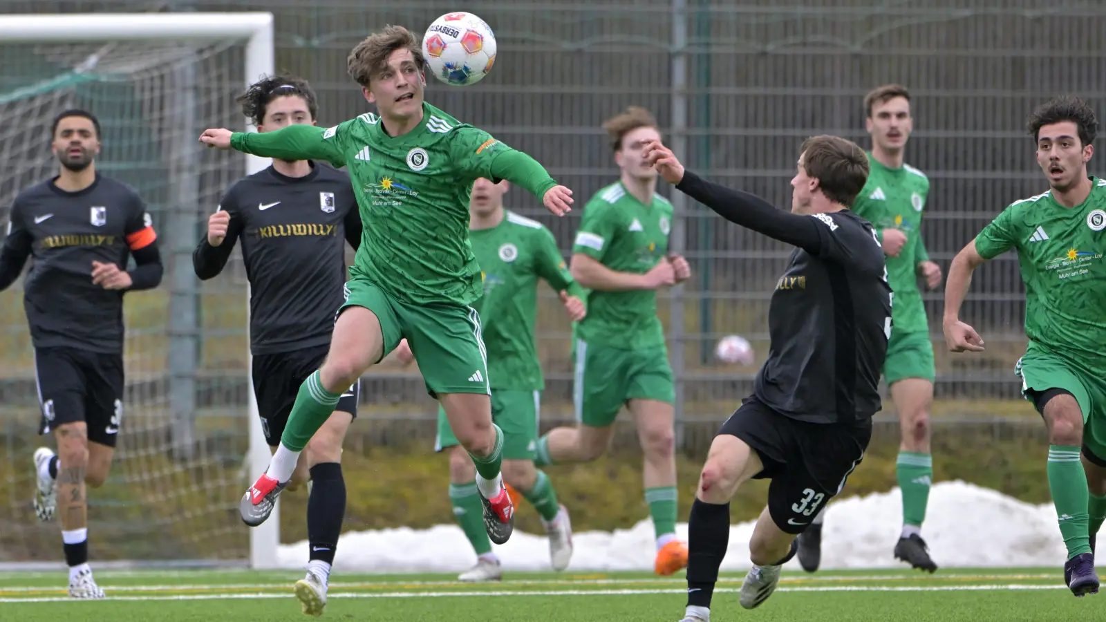 Gegen Chemie Leipzig (rechts, in Schwarz Julian Bell) zeigte die SpVgg Ansbach um Nico Hayer eine ganz ansprechende Leistung. (Foto: Martin Rügner)