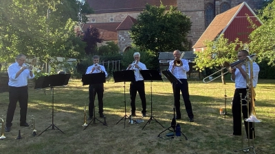 Das fünfköpfige Blechbläserensemble Tibilustrium musizierte im Pfarrgarten in Königshofen. (Foto: Albrecht Flierl)